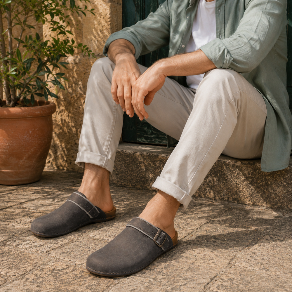 El Naturalista Herren Pantoletten in Dunkelgrau an einem Mann im sommerlichen Lifestyle-Look – shoedeal.de