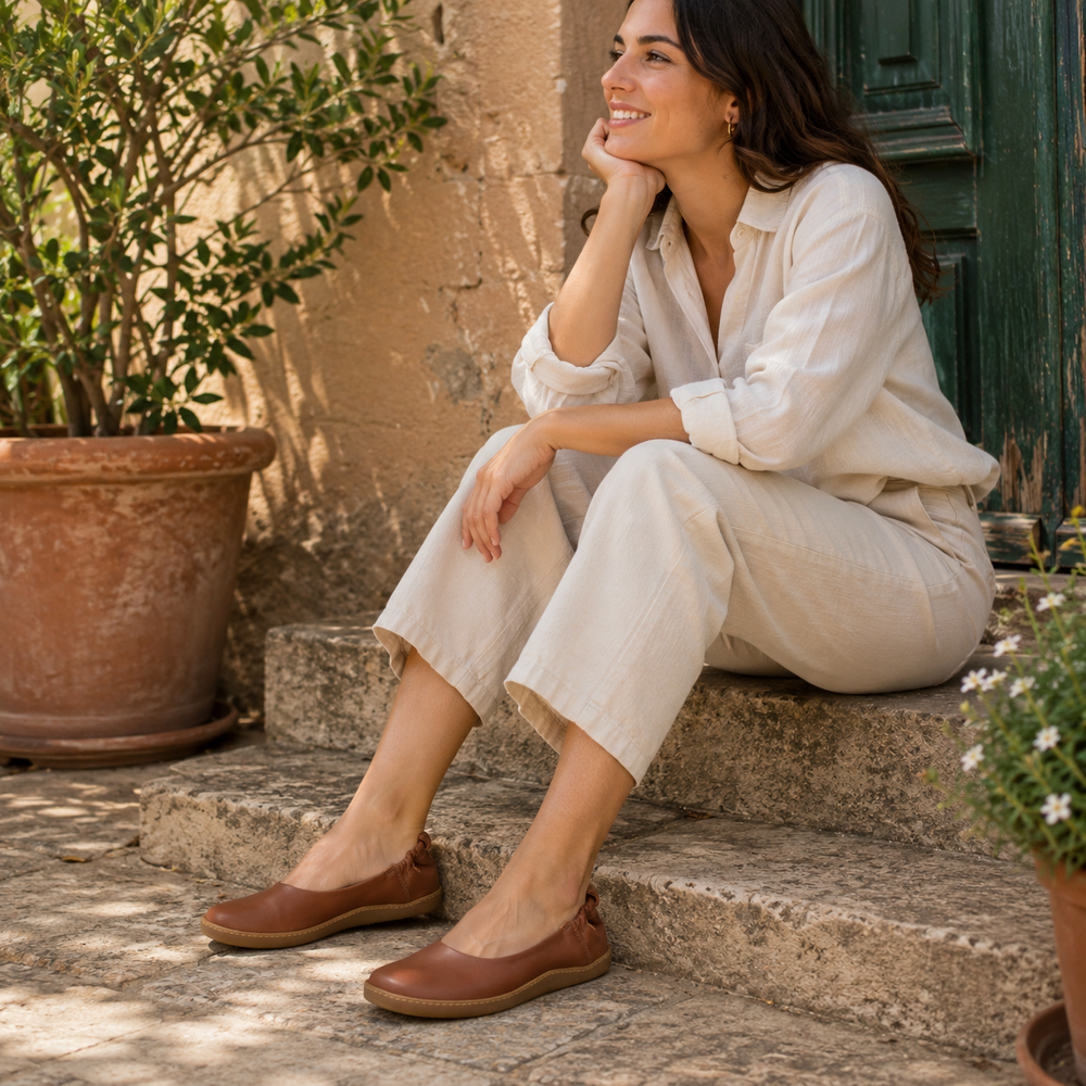 El Naturalista Damen Ballerinas in Braun an einer Frau im sommerlichen Lifestyle-Look – shoedeal.de