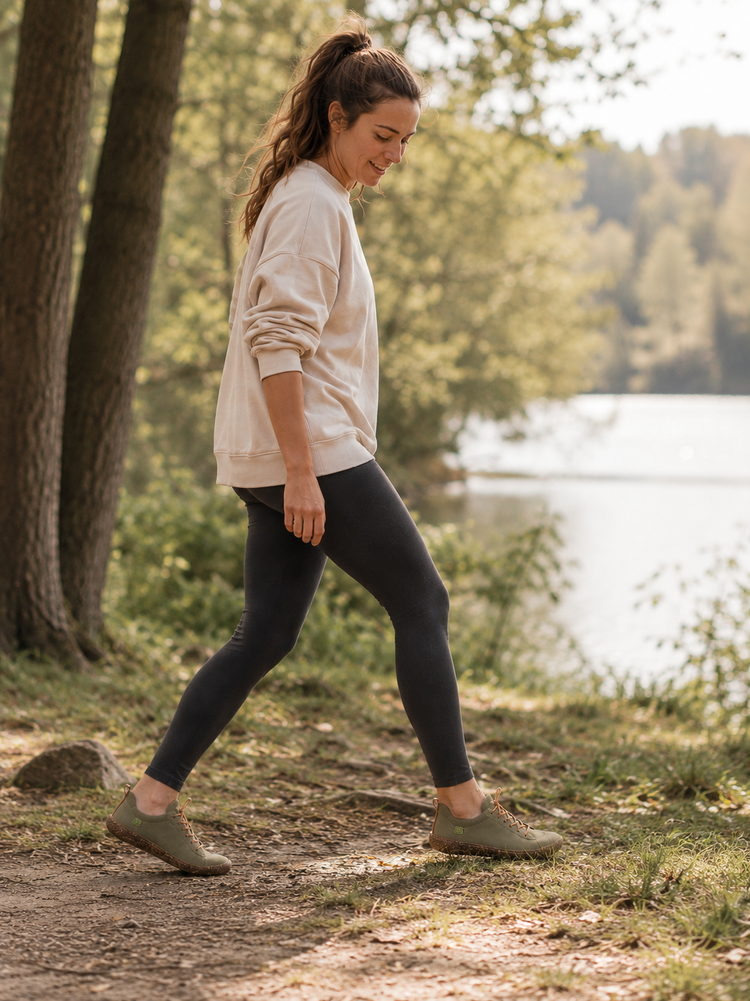 Frau in El Naturalista Barefoot Schuhen beim Spaziergang in der Natur – shoedeal.de