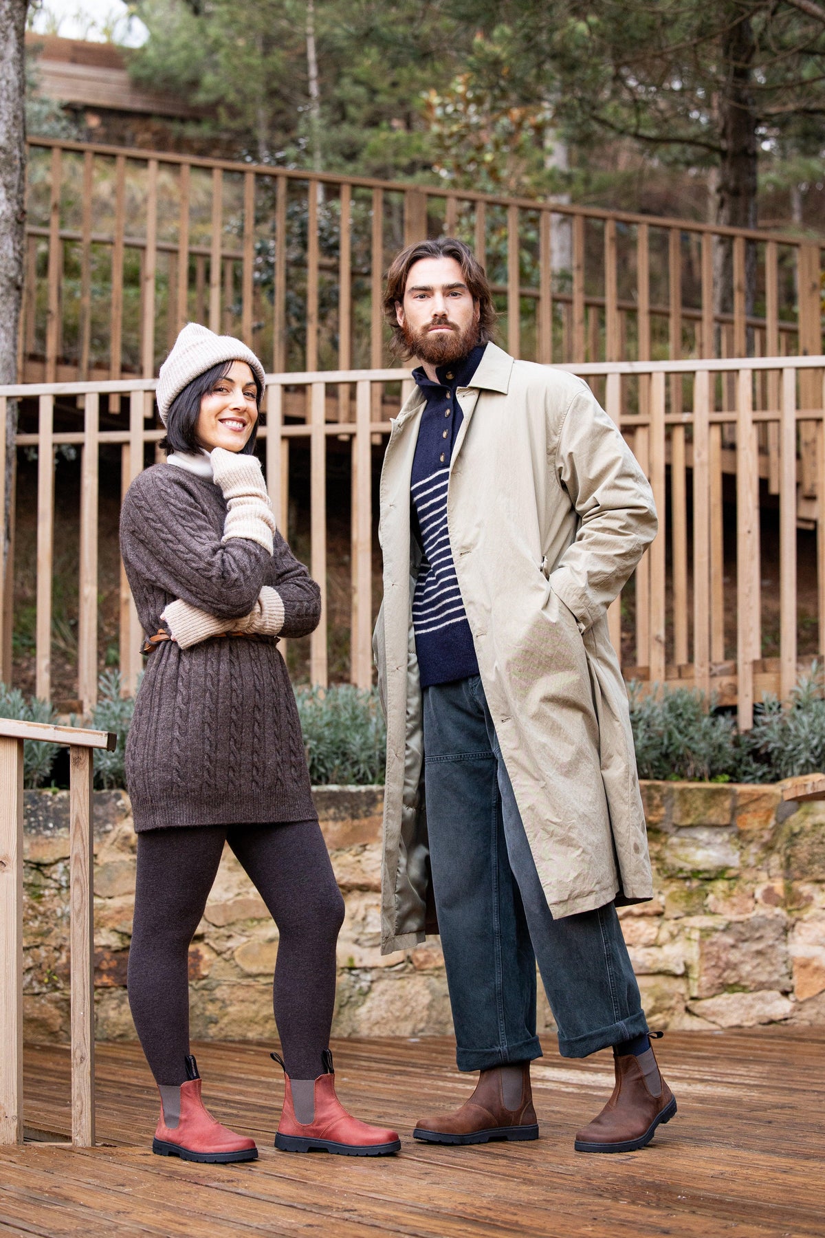 El Naturalista Barfußschuhe für Damen und Herren im natürlichen Outdoor-Look auf einer Holzterrasse mit herbstlicher Kulisse.