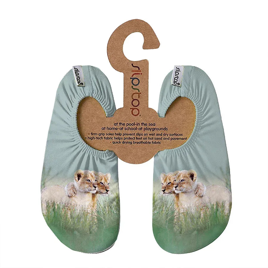 SLIPSTOP Kinder Hausschuhe Badeschuhe Sahara Löwen grün