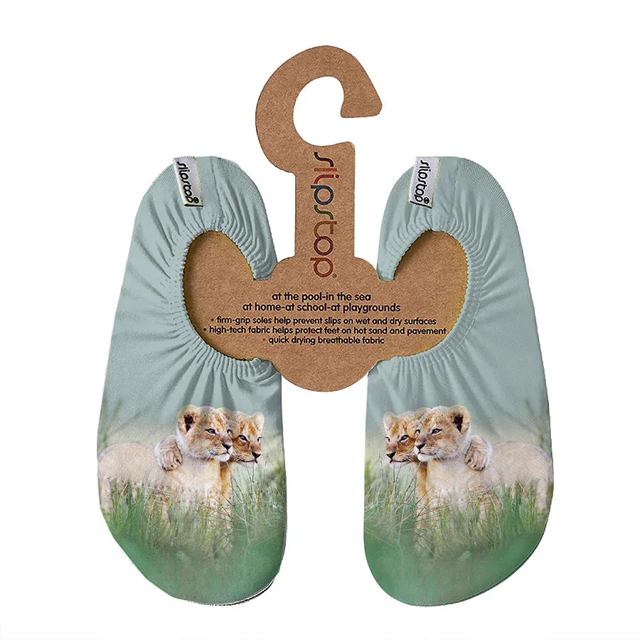 SLIPSTOP Kinder Hausschuhe Badeschuhe Sahara Löwen grün