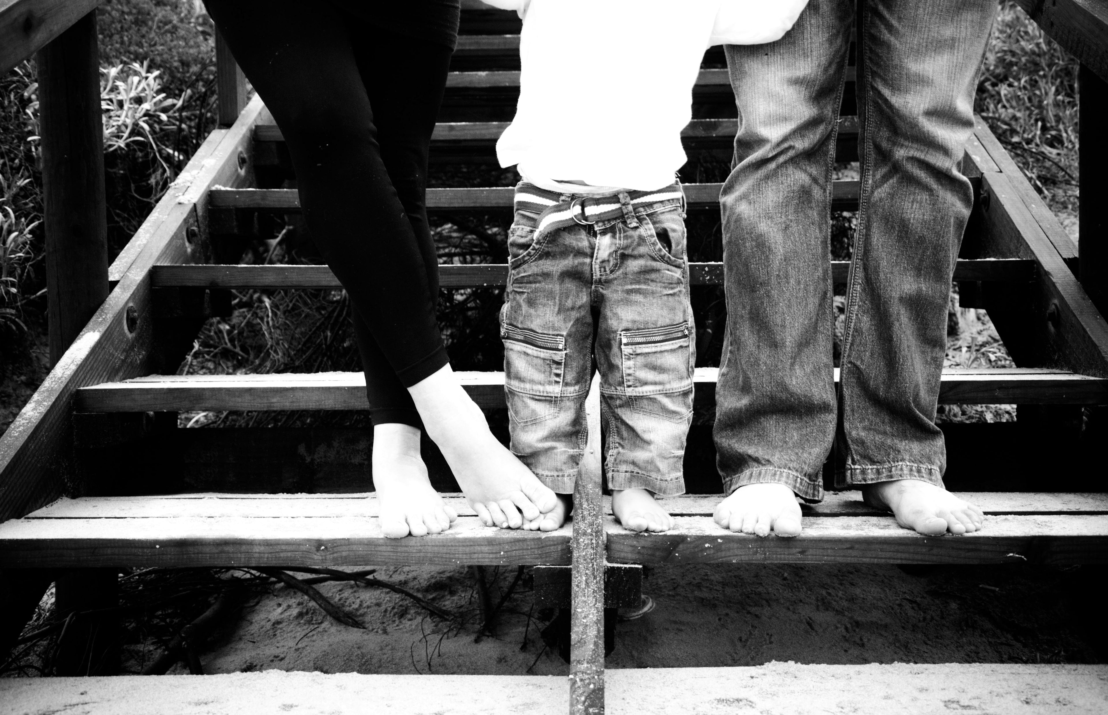 Barfuß-Familie auf Holzsteg – shoedeal.de bietet Premium-Markenschuhe für Damen, Herren und Kinder: Sneakers, Boots, Stiefel und Barfußschuhe von Top-Marken versandkostenfrei – Entdecke jetzt unschlagbare Preise!