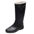 VERBENAS Greta Fur Smooth Gummistiefel in Black, hoher Schaft mit Schnallenriemen und Kunstfellfutter, schräg von vorn