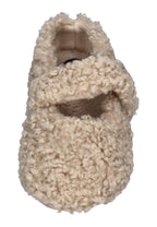 VERBENAS Yina Curly Hausschuh in Beige aus Lockenkunstfell mit Riemen, von vorn